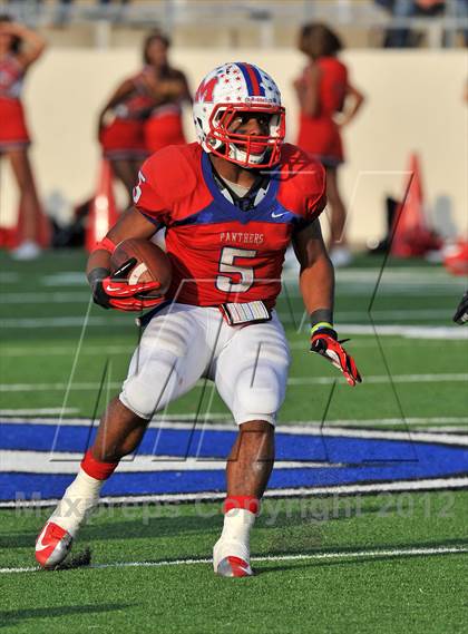 Thumbnail 2 in Midway vs. Cedar Hill (UIL 5A Division 2 Region1 Final) photogallery.