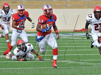 Thumbnail 3 in Midway vs. Cedar Hill (UIL 5A Division 2 Region1 Final) photogallery.
