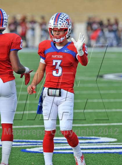 Thumbnail 1 in Midway vs. Cedar Hill (UIL 5A Division 2 Region1 Final) photogallery.