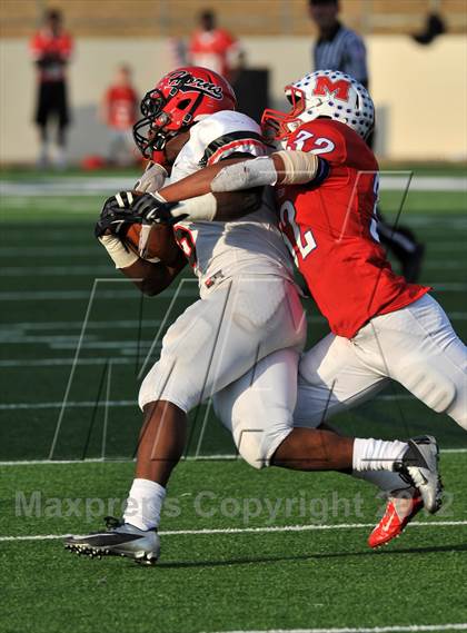 Thumbnail 1 in Midway vs. Cedar Hill (UIL 5A Division 2 Region1 Final) photogallery.