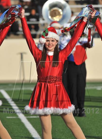 Thumbnail 2 in Midway vs. Cedar Hill (UIL 5A Division 2 Region1 Final) photogallery.