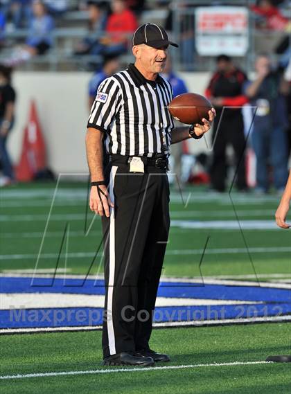 Thumbnail 1 in Midway vs. Cedar Hill (UIL 5A Division 2 Region1 Final) photogallery.