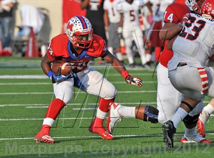 Thumbnail 1 in Midway vs. Cedar Hill (UIL 5A Division 2 Region1 Final) photogallery.
