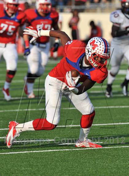 Thumbnail 1 in Midway vs. Cedar Hill (UIL 5A Division 2 Region1 Final) photogallery.