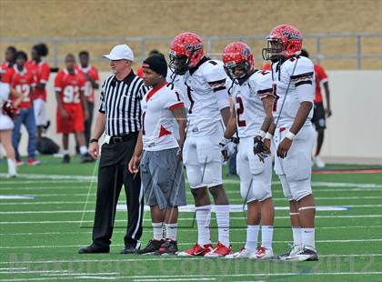 Thumbnail 1 in Midway vs. Cedar Hill (UIL 5A Division 2 Region1 Final) photogallery.