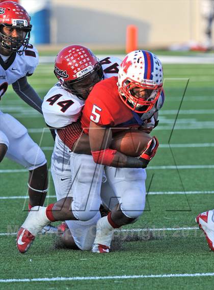Thumbnail 3 in Midway vs. Cedar Hill (UIL 5A Division 2 Region1 Final) photogallery.