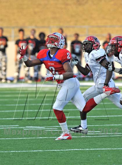 Thumbnail 1 in Midway vs. Cedar Hill (UIL 5A Division 2 Region1 Final) photogallery.