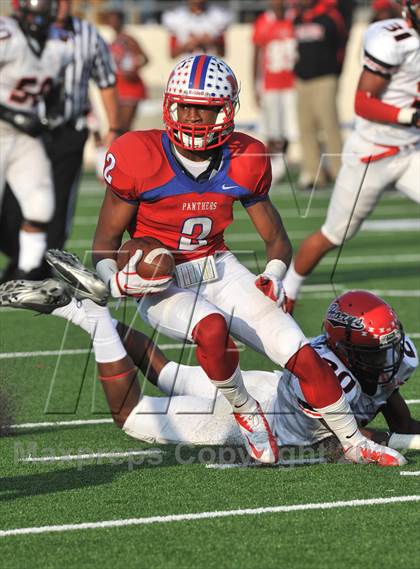 Thumbnail 1 in Midway vs. Cedar Hill (UIL 5A Division 2 Region1 Final) photogallery.