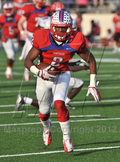 Thumbnail 3 in Midway vs. Cedar Hill (UIL 5A Division 2 Region1 Final) photogallery.