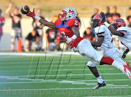 Thumbnail 2 in Midway vs. Cedar Hill (UIL 5A Division 2 Region1 Final) photogallery.