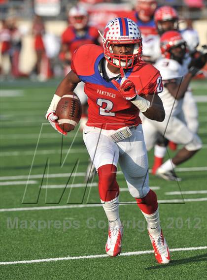 Thumbnail 1 in Midway vs. Cedar Hill (UIL 5A Division 2 Region1 Final) photogallery.