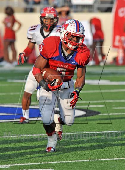 Thumbnail 3 in Midway vs. Cedar Hill (UIL 5A Division 2 Region1 Final) photogallery.