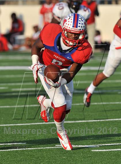 Thumbnail 2 in Midway vs. Cedar Hill (UIL 5A Division 2 Region1 Final) photogallery.
