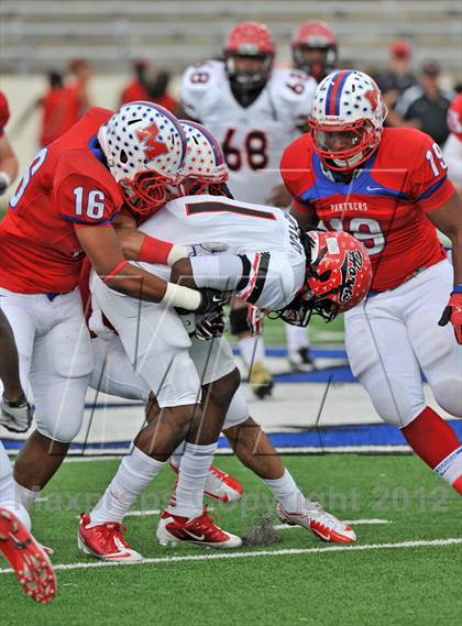 Thumbnail 1 in Midway vs. Cedar Hill (UIL 5A Division 2 Region1 Final) photogallery.