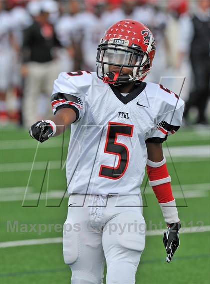 Thumbnail 1 in Midway vs. Cedar Hill (UIL 5A Division 2 Region1 Final) photogallery.