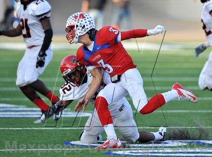 Thumbnail 2 in Midway vs. Cedar Hill (UIL 5A Division 2 Region1 Final) photogallery.