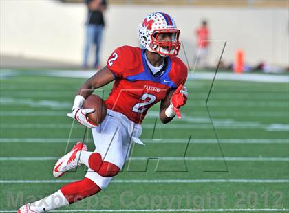 Thumbnail 1 in Midway vs. Cedar Hill (UIL 5A Division 2 Region1 Final) photogallery.