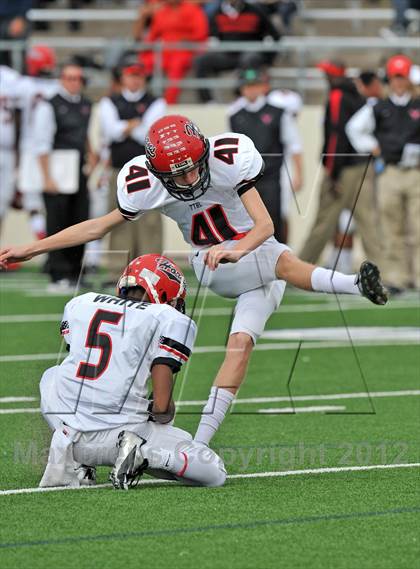 Thumbnail 2 in Midway vs. Cedar Hill (UIL 5A Division 2 Region1 Final) photogallery.