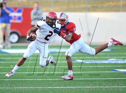 Thumbnail 1 in Midway vs. Cedar Hill (UIL 5A Division 2 Region1 Final) photogallery.