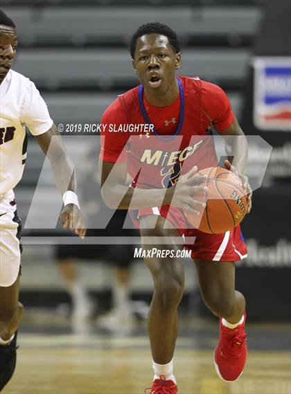 Thumbnail 2 in Cardinal Ritter College Prep vs. Bishop Miege photogallery.
