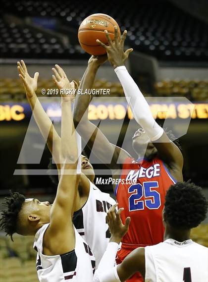 Thumbnail 3 in Cardinal Ritter College Prep vs. Bishop Miege photogallery.