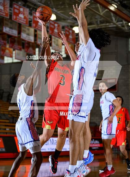 Thumbnail 2 in Los Alamitos vs. Mission Viejo (Mater Dei Extravaganza) photogallery.