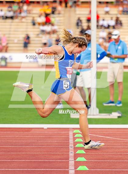 Thumbnail 3 in UIL 1A Girls Track & Field Finals photogallery.