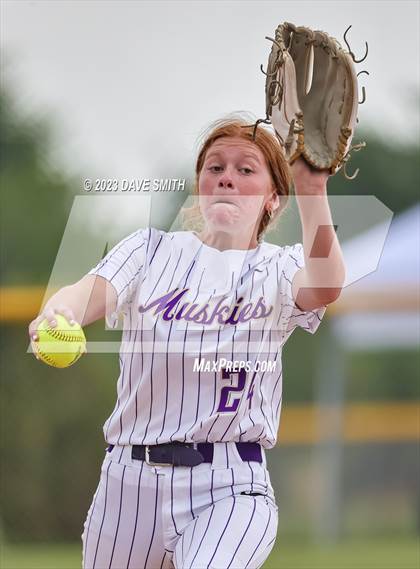 Thumbnail 2 in Muscatine vs Pleasant Valley (Linn-Mar/Alburnett Invitational) photogallery.