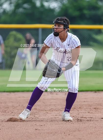 Thumbnail 2 in Muscatine vs Pleasant Valley (Linn-Mar/Alburnett Invitational) photogallery.