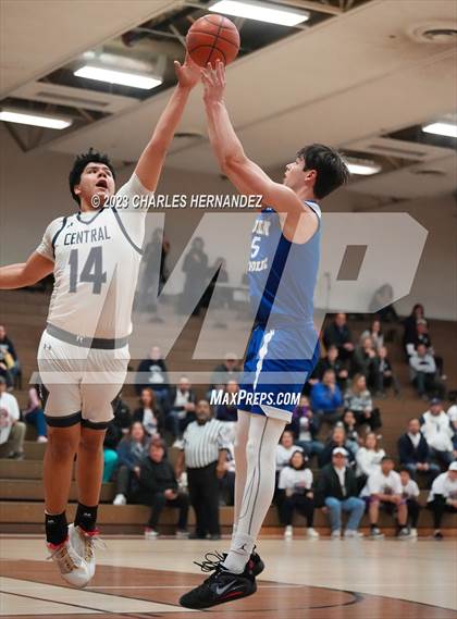 Thumbnail 3 in Central Catholic vs Nolan Catholic (TAPPS 6A Area Playoff) photogallery.