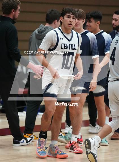 Thumbnail 2 in Central Catholic vs Nolan Catholic (TAPPS 6A Area Playoff) photogallery.