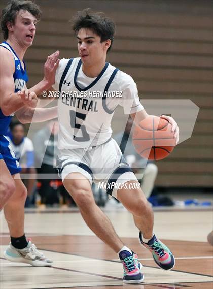 Thumbnail 3 in Central Catholic vs Nolan Catholic (TAPPS 6A Area Playoff) photogallery.