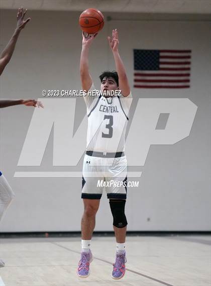 Thumbnail 1 in Central Catholic vs Nolan Catholic (TAPPS 6A Area Playoff) photogallery.