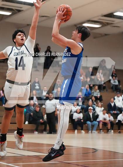 Thumbnail 1 in Central Catholic vs Nolan Catholic (TAPPS 6A Area Playoff) photogallery.