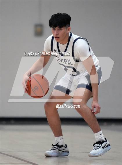 Thumbnail 2 in Central Catholic vs Nolan Catholic (TAPPS 6A Area Playoff) photogallery.