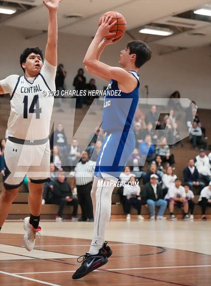 Thumbnail 3 in Central Catholic vs Nolan Catholic (TAPPS 6A Area Playoff) photogallery.