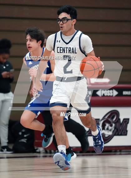 Thumbnail 1 in Central Catholic vs Nolan Catholic (TAPPS 6A Area Playoff) photogallery.