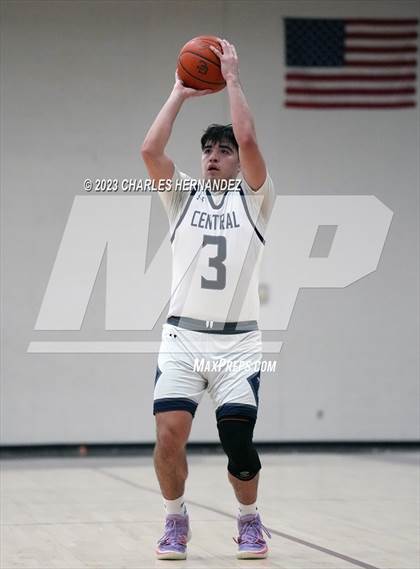 Thumbnail 1 in Central Catholic vs Nolan Catholic (TAPPS 6A Area Playoff) photogallery.