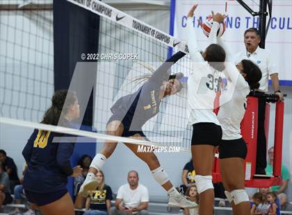 Thumbnail 2 in Ransom Everglades vs Trinity Prep (Nike Tournament of Champions) photogallery.