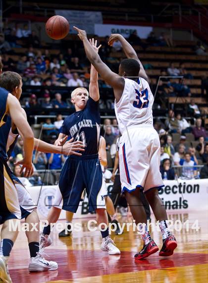 Thumbnail 1 in Immanuel vs Kern Valley (CIF CS D5 Final) photogallery.