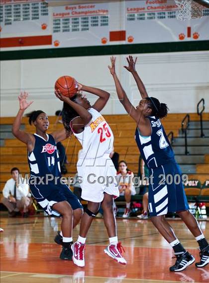 Thumbnail 3 in La Sierra vs. Palm Desert (Lady Bears Holiday Classic) photogallery.