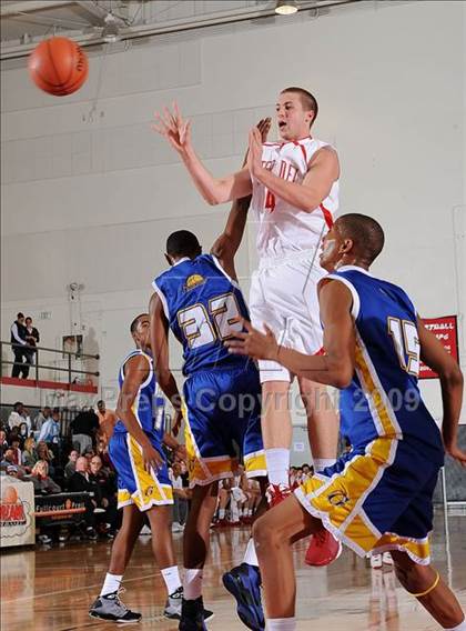 Thumbnail 3 in Mater Dei vs. Gahr (2009 Pangos Dream Classic) photogallery.