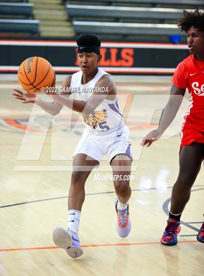 Thumbnail 3 in Lynwood vs Serra (Beverly Hills Tournament) photogallery.