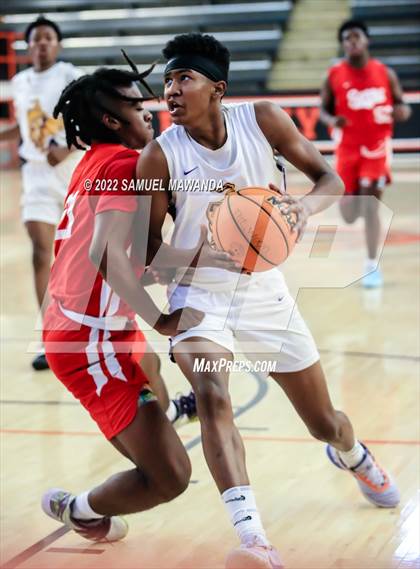 Thumbnail 1 in Lynwood vs Serra (Beverly Hills Tournament) photogallery.