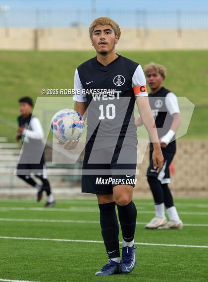 Thumbnail 3 in West Mesquite vs. Highland Park (UIL 5A D2 Regional Semifinal Playoff) photogallery.