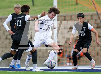 Thumbnail 1 in West Mesquite vs. Highland Park (UIL 5A D2 Regional Semifinal Playoff) photogallery.