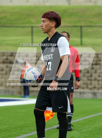 Thumbnail 1 in West Mesquite vs. Highland Park (UIL 5A D2 Regional Semifinal Playoff) photogallery.