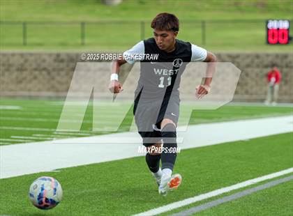 Thumbnail 2 in West Mesquite vs. Highland Park (UIL 5A D2 Regional Semifinal Playoff) photogallery.