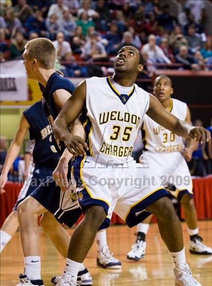 Thumbnail 3 in Bishop McGuinness vs. Weldon (NCHSAA 1A Final) photogallery.