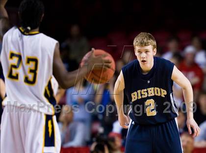 Thumbnail 2 in Bishop McGuinness vs. Weldon (NCHSAA 1A Final) photogallery.